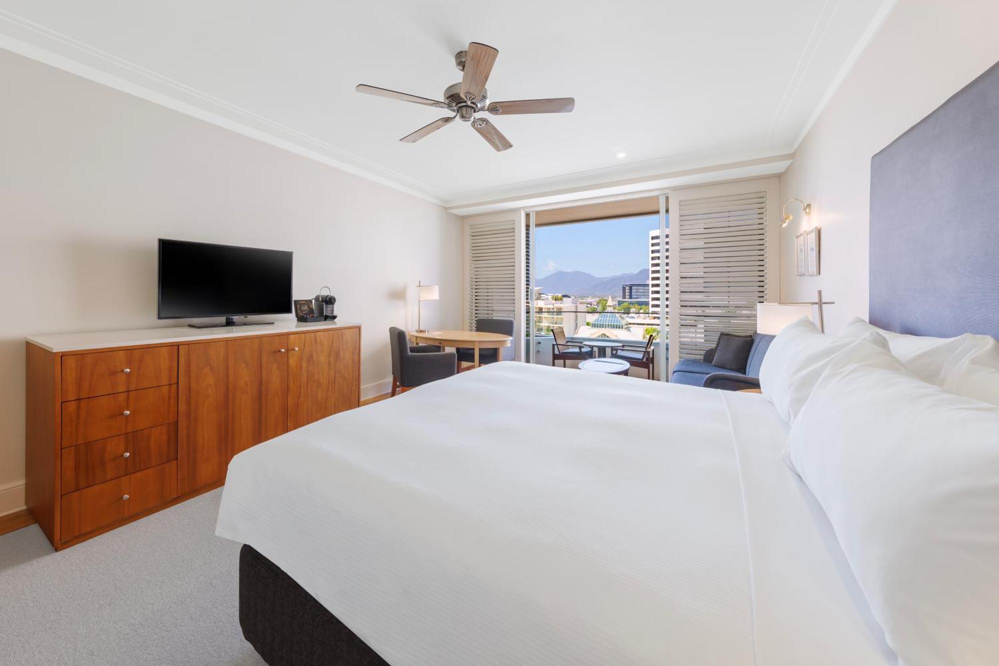 พูลแมน รีฟ โฮเทล คาสิโน Hotel แคนส์ ภายนอก รูปภาพ A guest room at The Parker