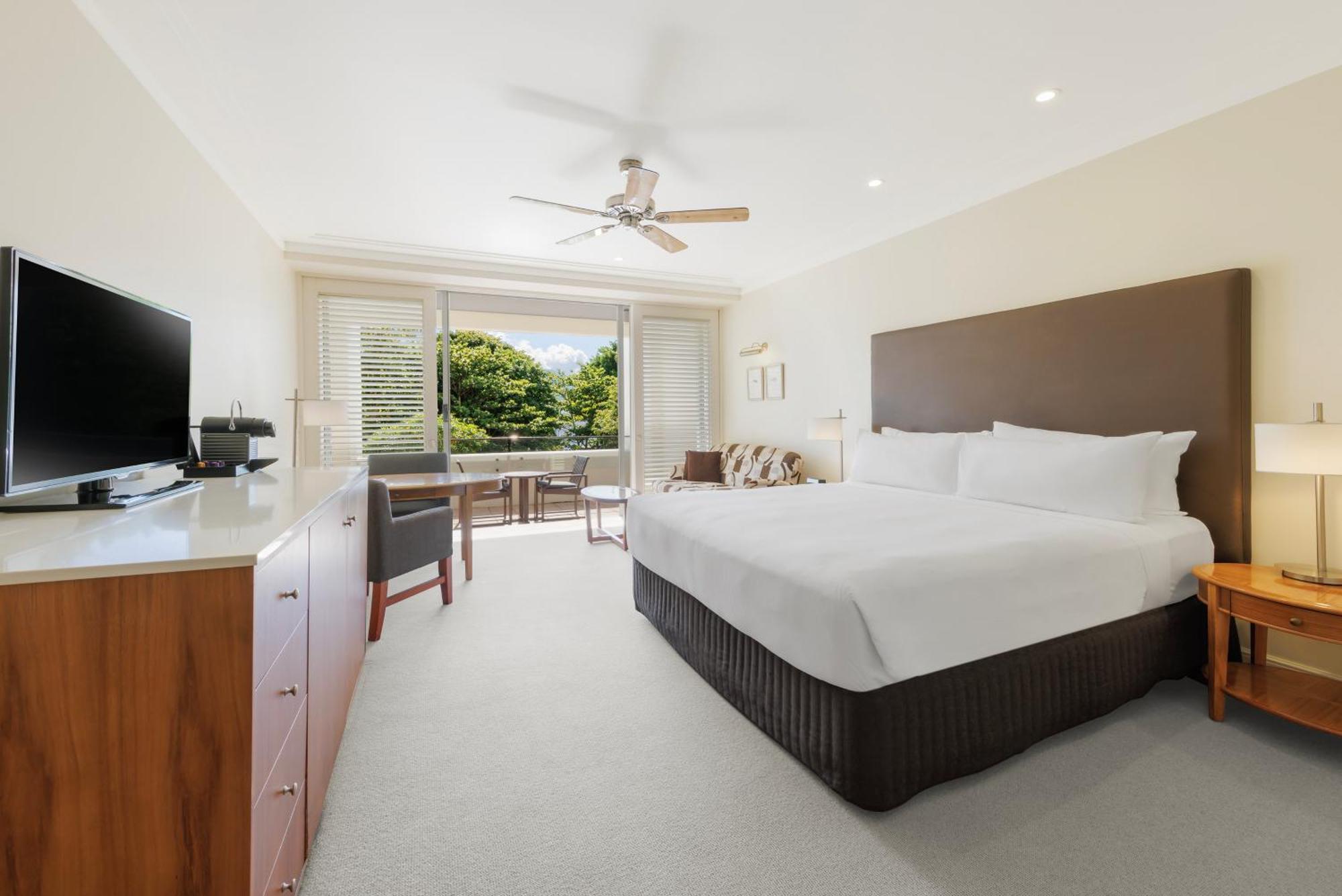 พูลแมน รีฟ โฮเทล คาสิโน Hotel แคนส์ ภายนอก รูปภาพ A room at the hotel